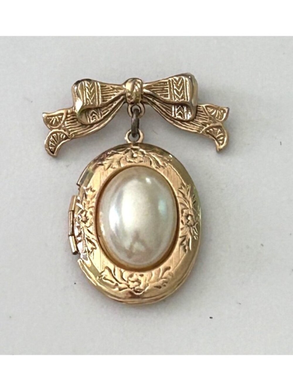 Vintage Gold-Tone Oval Locket Brooch Bow & Faux Pearl Accent Holds 2 Photos